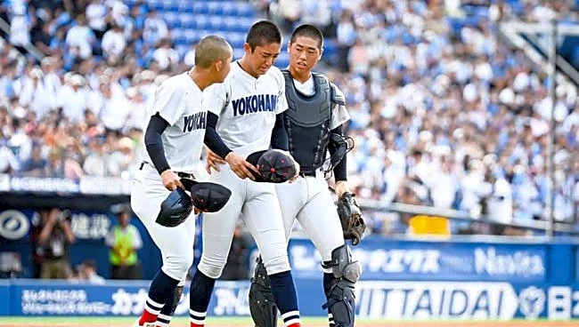 ドラ1候補の横浜・織田にアクシデントか 9回涙の完投、157キロも…左足首治療→背負われベンチ裏へ 閉会式の行進に加わらず