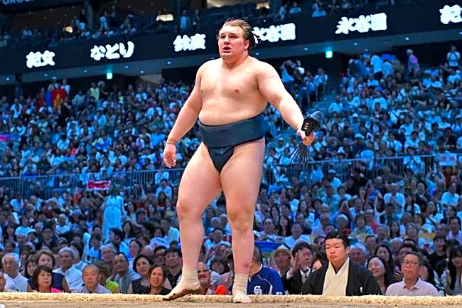 「キターーーッ！」大相撲NHK中継終了後に映った“巨大名物”に視聴者釘付け「気になる」「本物？」の声