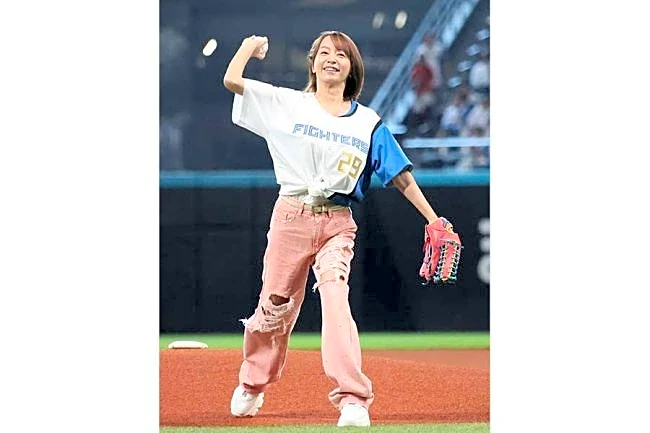 「若すぎる」「3児の母！？」始球式に降臨した人気女性シンガーに驚きの声　きつねダンスも披露