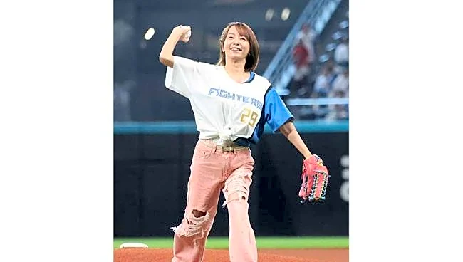 「若すぎる」「3児の母!?」始球式に降臨した人気女性シンガーに驚きの声 きつねダンスも披露