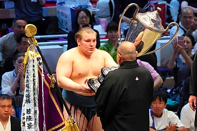 大相撲Vで衝撃の副賞「初めて見たわ！」「豪華すぎ」　100キロ＆1000個、そして…“量”に騒然