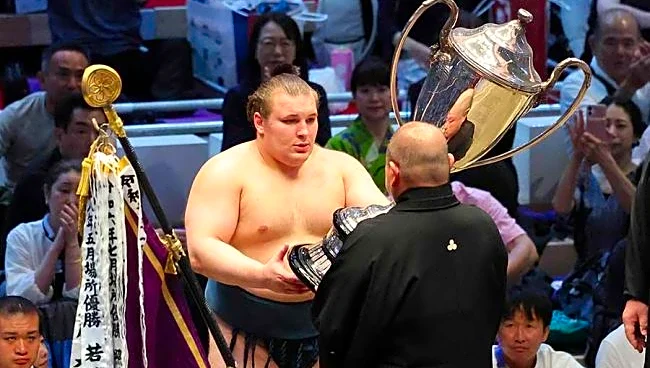 大相撲Vで衝撃の副賞「初めて見たわ!」「豪華すぎ」 100キロ&1000個、そして…“量”に騒然