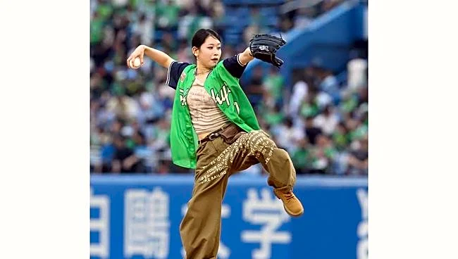 「初めて見た」神宮球場で絶賛の嵐　投球直後…人気7人組女子のリアクションが「最高の始球式」