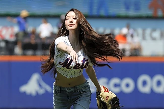 「彼女は細すぎる」　始球式に降臨した韓国アイドルの異次元スタイルに衝撃「ウエストどこ！？」