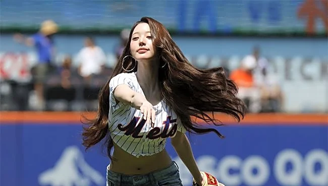 「彼女は細すぎる」　始球式に降臨した韓国アイドルの異次元スタイルに衝撃「ウエストどこ！？」