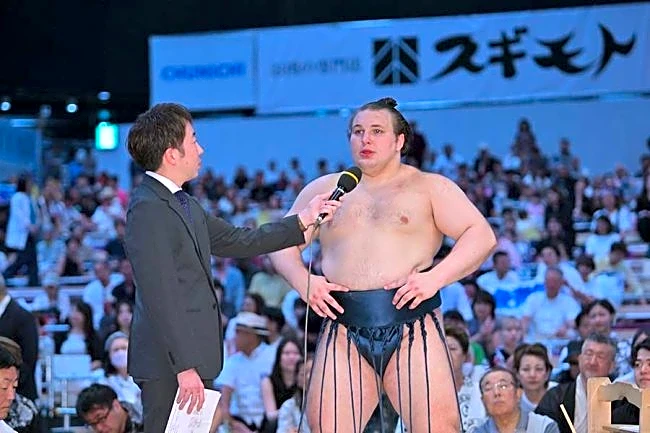大相撲Vで予想外の展開「さっきもらわなかった？」　安青錦が“2頭目”GET「食べ物に困らない」の声