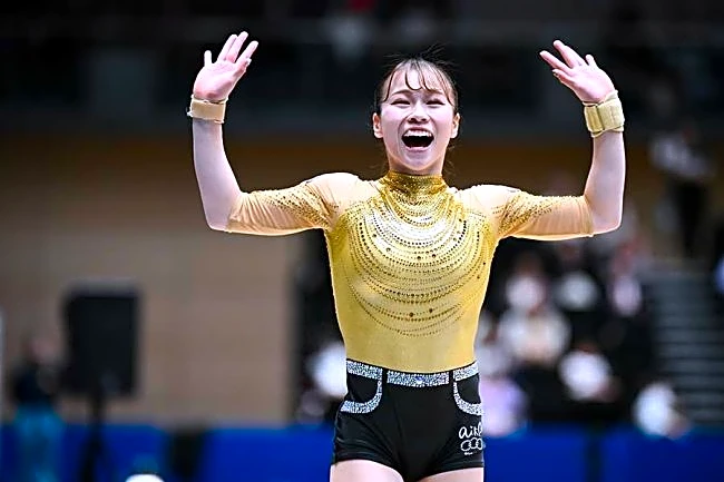 「柔らかすぎ」　体操・杉原愛子の180度超え大開脚に驚き「こわいこわいこわい」