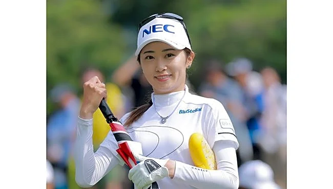 甲子園の客席にいた女子ゴルファー3人衆　全身猛虎コーデが「尊すぎる！」35歳捕手と記念撮影も
