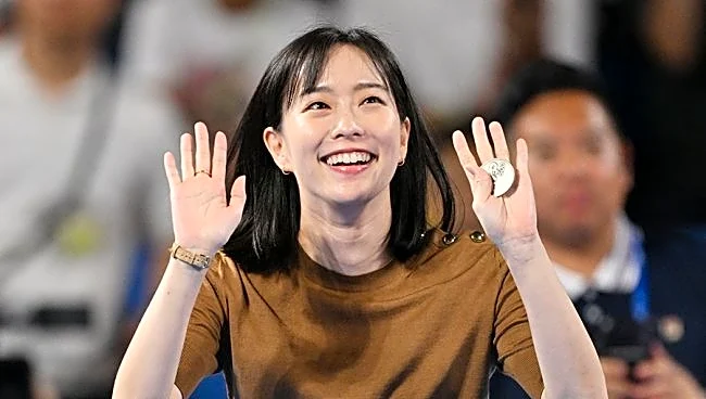 「顔より大きい」石川佳純が抱えた“旬の食べ物”　ビックリ笑顔に「可愛すぎて元気出た」