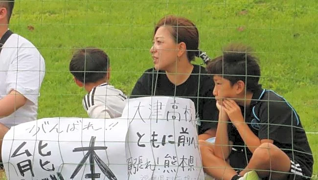 震度7から一夜「今度は支える番」 車で2時間…高校サッカー会場、女性の応援ボードに透けた熊本と福島の縁