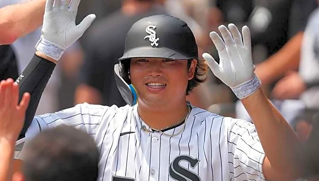 村上宗隆、ヤ軍相手に衝撃23号! 値千金の同点HR…実況席も熱狂「球場が一気に電気を帯びた」