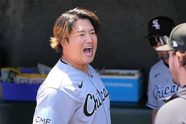 「これには大谷もニッコリ」　村上宗隆、移動中の右手に持った商品に視線集中「限定のやつ？」