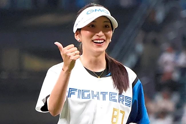 白ミニスカから完璧ピッチ「運動神経が良い」「キレイだなー」　北海道沸かせた女子プロに喝采