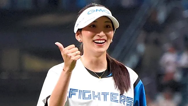 白ミニスカから完璧ピッチ「運動神経が良い」「キレイだなー」 北海道沸かせた女子プロに喝采