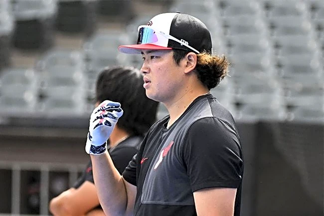 大谷からの「プレゼントかな」村上宗隆の右手に視線集中　「Mune」の刺繍入り、日本企業も反応
