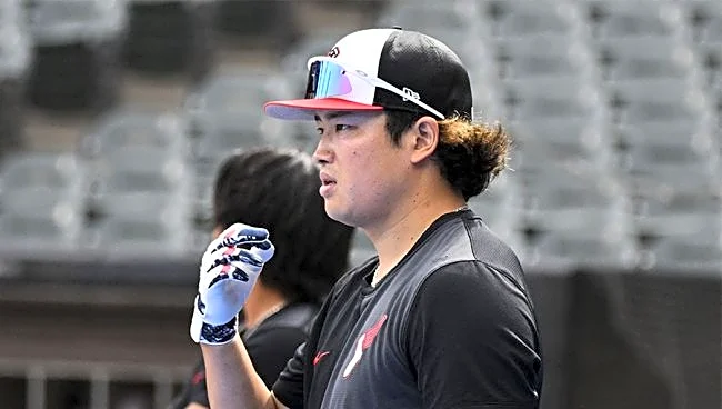 大谷からの「プレゼントかな」村上宗隆の右手に視線集中 「Mune」の刺繍入り、日本企業も反応