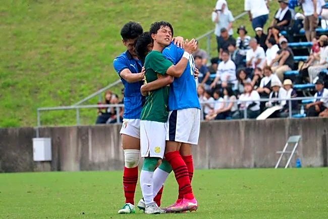 高校サッカー決勝で「まさか…」　涙の盟友へ歩み寄り抱擁、中学時代の「全国でやろう」約束実現