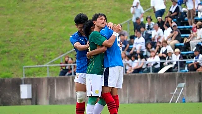 高校サッカー決勝で「まさか…」 涙の盟友へ歩み寄り抱擁、中学時代の「全国でやろう」約束実現
