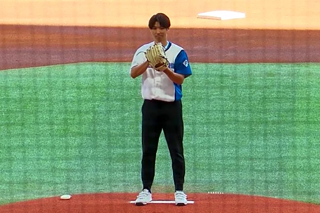 始球式で“シンカー”投じた男性に騒然　甲子園Vから15年「プロで見たかった」「うわー懐かしい」