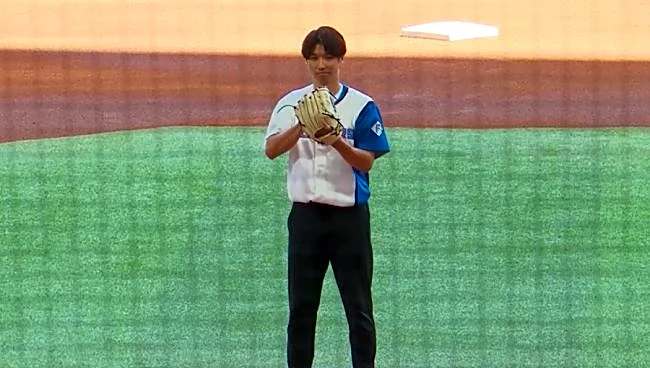 始球式で“シンカー”投じた男性に騒然　甲子園Vから15年「プロで見たかった」「うわー懐かしい」