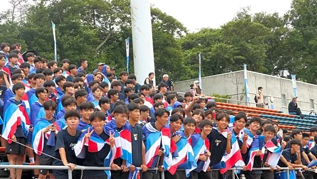 真夏の高校サッカー応援へ1400km大移動 バス4台、過酷な片道14時間「寝てました」…メンバー外200名と歩んだ全国舞台