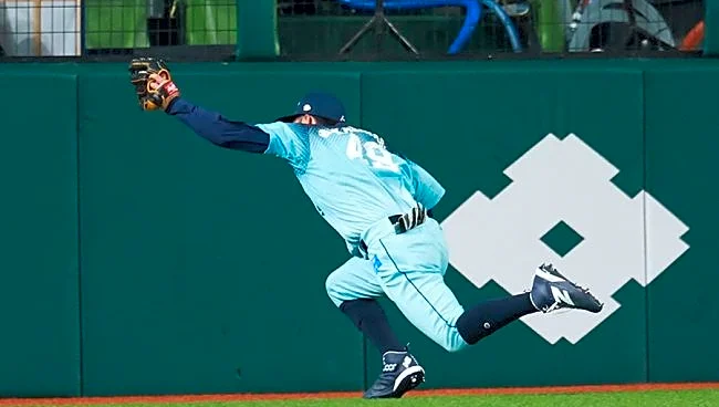 電撃トレードから4日…空飛ぶ28歳に驚愕「何回見てもスーパープレー」 古巣復帰でいきなり「華がある」
