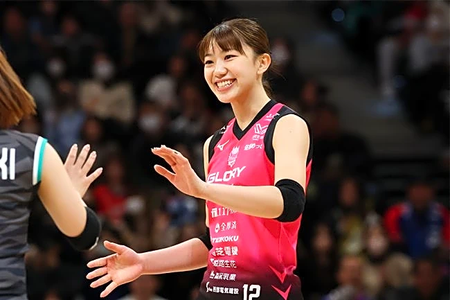 「お母さんも美人」　人気沸騰…女子バレー25歳が公開した“そっくり”母娘ショットが大反響「ママと口元同じ」