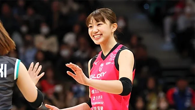 「お母さんも美人」 人気沸騰…女子バレー25歳が公開した“そっくり”母娘ショットが大反響「ママと口元同じ」