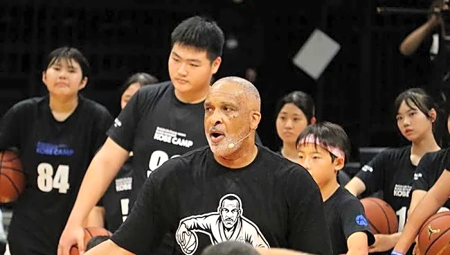 「レブロンを9年間指導」現役NBAコーチが説いた“凡事徹底” 日本の中高生へ「スキル以前」を熱弁したワケ