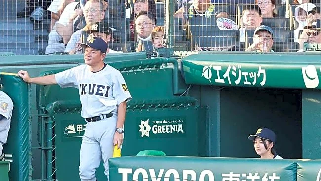 「NHKに映ってると思ったら…」甲子園1回戦のベンチに二度見 正体は…父は元選手「娘さんか」