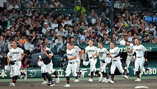 「負けて泣いてるのに…」高校球児の行動に日本人涙 ベンチ前で目撃された敬意「素敵すぎる」