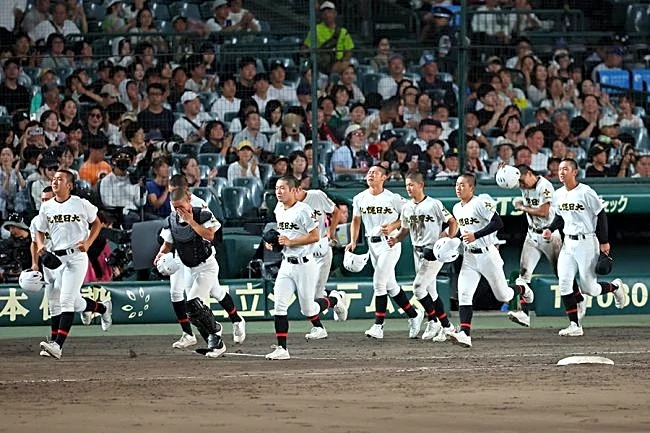 甲子園、敗れた札幌日大の行動にネット涙「負けて泣いてるのに…」ベンチ前で敬意「素敵すぎる」