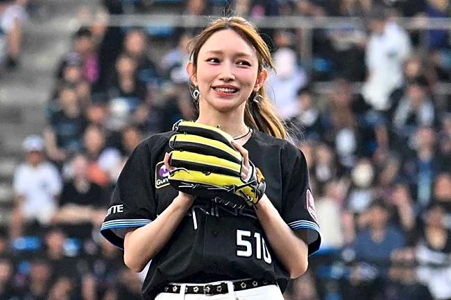 「ゴマキって40歳なのかよ」伝説アイドルの始球式に衝撃　人気曲も披露「変わらなすぎてビビる」