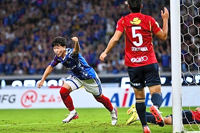 サッカーJ1開幕戦で耳を疑う事実「ん？」「嘘でしょ…」　16歳スーパールーキー躍動の裏で…判明した“2010”に仰天