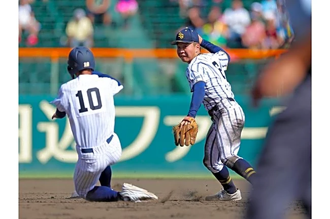 甲子園騒然…スーパープレーに衝撃「凄いぞ二遊間！」　横っ飛び＆素手捕球、驚異の2年生名コンビが「上手すぎ」