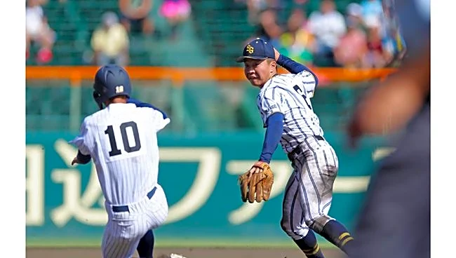 甲子園騒然…スーパープレーに衝撃「凄いぞ二遊間！」　横っ飛び＆素手捕球、驚異の2年生名コンビが「上手すぎ」