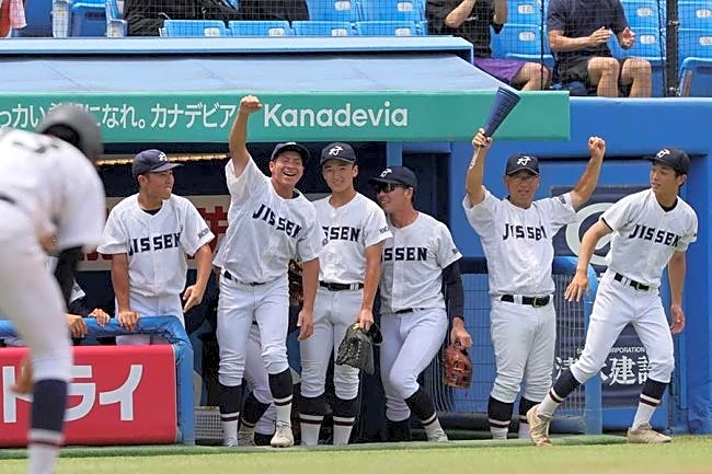 甲子園ベンチの人物に驚き「打ちそう」「雑誌に必ず載ってた」　NHKも紹介、異色の経歴「すごいな」