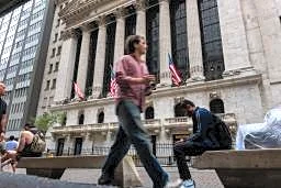 ＮＹ株反発、３８５ドル高　企業業績への期待感で買い