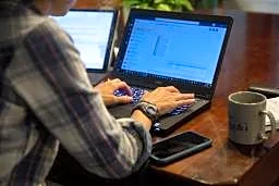 米、若者失業は在宅勤務要因か　連銀分析、ＡＩ影響超え