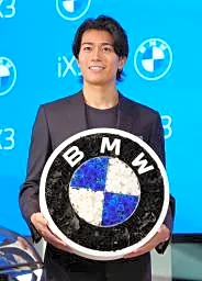 BMW、新型EVを発売 サッカー中村敬斗選手がPR