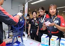 地上スタッフに氷や冷却服 酷暑の空港、熱中症対策