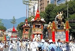 古都彩る後祭の山鉾巡行　京都・祇園祭