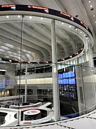 東証反落、終値６万４６１１円　株価指数下落で売り