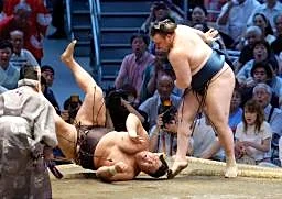 安青錦11勝目、単独首位に 霧島3敗、綱とり厳しく
