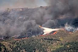 仏スペインで山火事続発　非常事態宣言、数万人避難