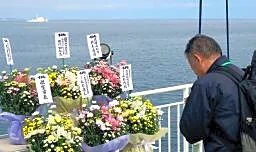 元島民、洋上で先祖供養 北方領土、訪問めど立たず
