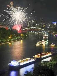 水の都、１００隻の船渡御　花火３千発、大阪・天神祭