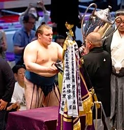 安青錦、１２勝３敗で３度目Ｖ　霧島、熱海富士との決定戦制す
