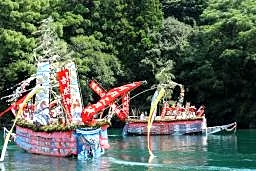 華やかに御舟の水上渡御、和歌山 猛暑の中、古座川で河内祭
