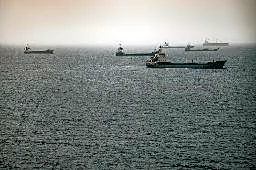 ＮＹ原油大幅続落、８２ドル台　米イランの攻撃中断受け